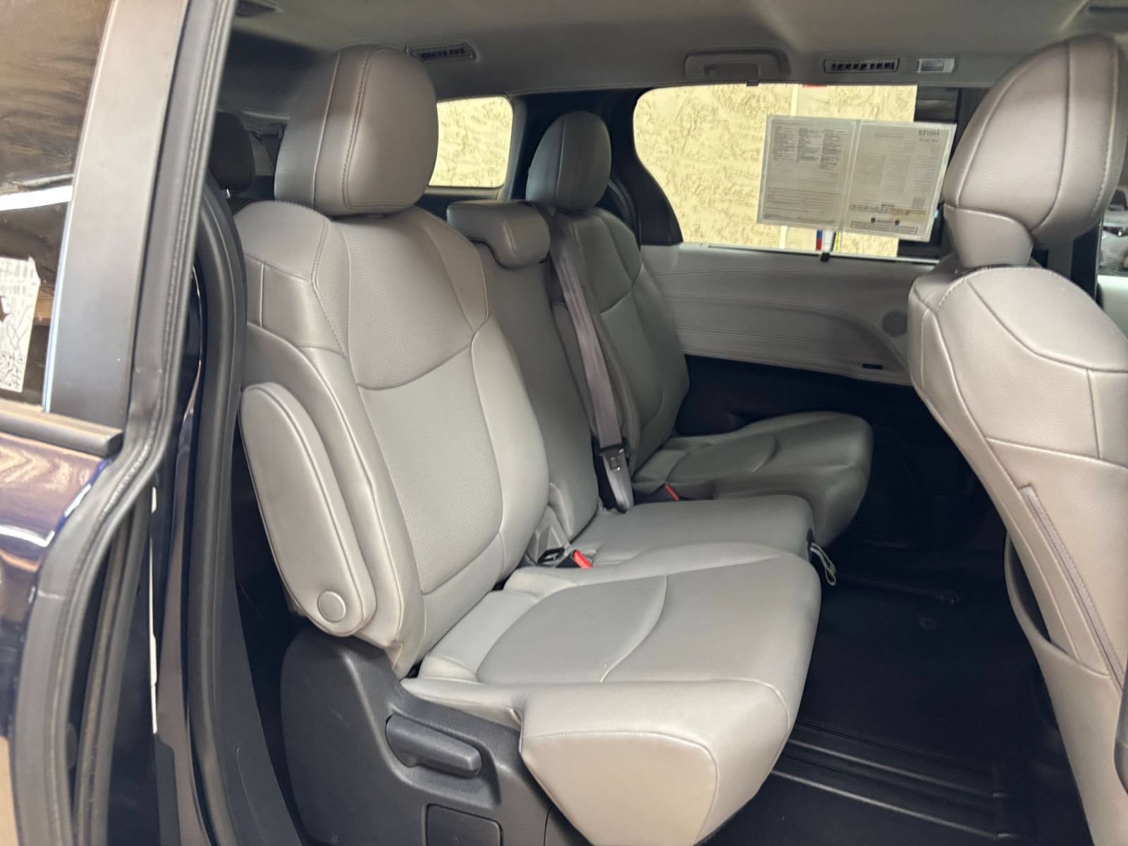 Used 2025 Toyota Sienna XLE FWD image 40