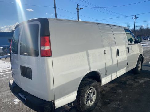 Used 2017 Chevrolet Express 2500 RWD image 9