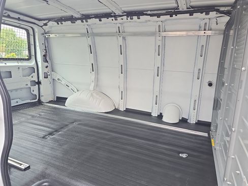 Used 2015 Chevrolet Express 2500 RWD image 15