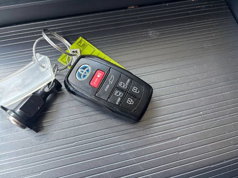 Used 2025 Toyota Sienna XLE FWD image 17