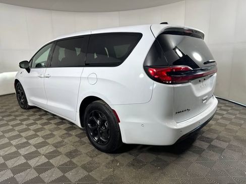 Used 2023 Chrysler Pacifica Touring-L w/ Uconnect Theater Family Group image 5
