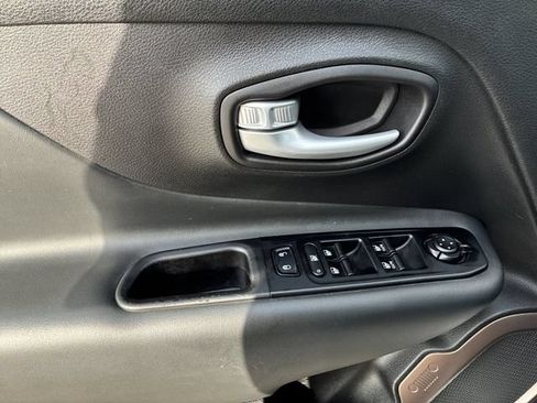 Used 2023 Jeep Renegade Latitude AWD/4WD image 12