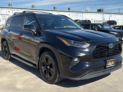 Used 2024 Toyota Highlander XLE image 3