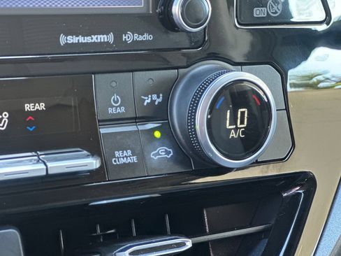 Used 2021 Toyota Highlander LE AWD/4WD image 31