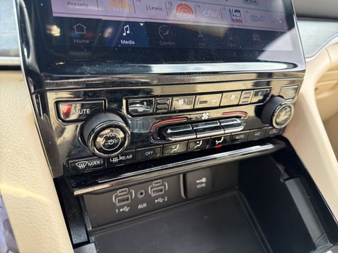 Certified 2023 Jeep Grand Cherokee Limited w/ Luxury Tech Group II image 19