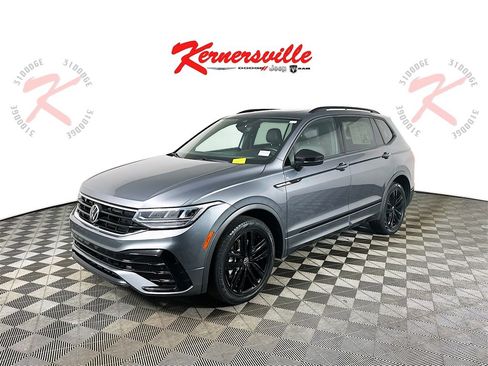 Used 2022 Volkswagen Tiguan SE R-Line image 3