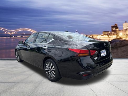 Used 2025 Nissan Altima 2.5 SV FWD image 3