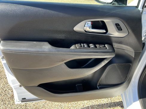 Used 2025 Chrysler Pacifica Select image 23