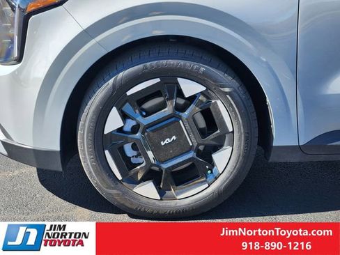 Used 2025 Kia Carnival EX image 13