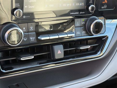 Certified 2022 Toyota Highlander XLE image 16