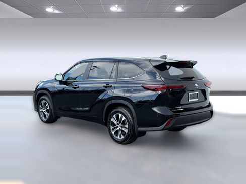 Used 2026 Toyota Highlander XLE AWD/4WD image 3