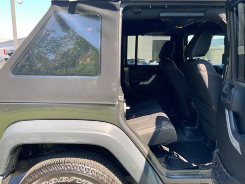 Used 2017 Jeep Wrangler Unlimited Rubicon AWD/4WD image 23