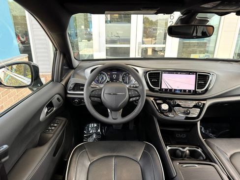 Used 2025 Chrysler Pacifica Limited FWD image 35
