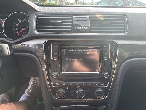 Used 2018 Volkswagen Passat 2.0T SE FWD image 19