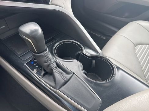 Used 2018 Toyota Camry SE w/ Moonroof Package FWD image 29