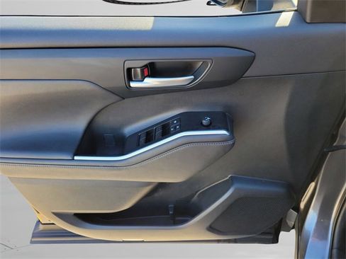 Used 2024 Toyota Highlander XLE image 30