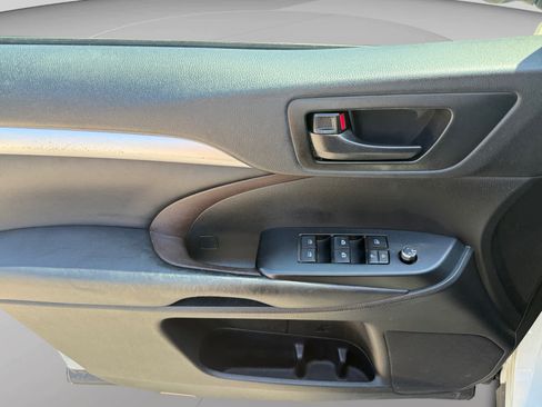 Used 2019 Toyota Highlander Plus AWD/4WD image 10