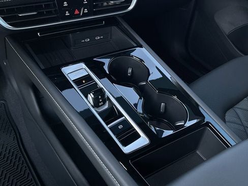 Used 2025 Volkswagen Atlas SEL Premium R-Line image 18