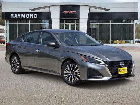 Used 2025 Nissan Altima 2.5 SV FWD image 1