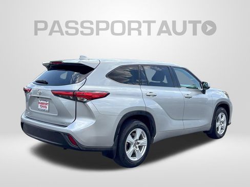 Used 2021 Toyota Highlander LE AWD/4WD image 8
