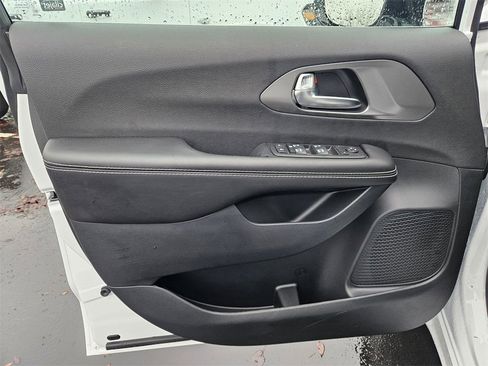 New 2026 Chrysler Voyager LX image 10