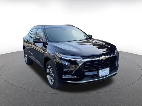 Used 2025 Chevrolet Trax LT image 3