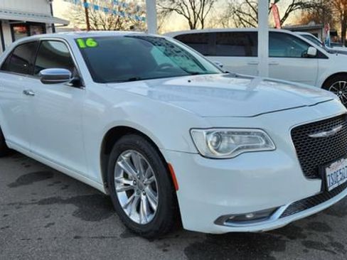 Used 2016 Chrysler 300 C image 5