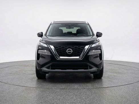 Used 2025 Nissan Rogue SV image 2