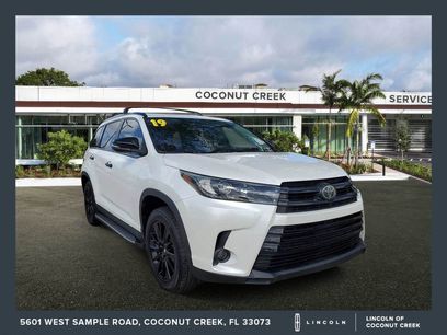 Used 2019 Toyota Highlander SE w/ Nightshade Edition