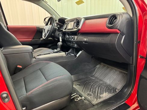 Used 2018 Toyota Tacoma SR5 w/ Four Season Floor Mat Package AWD/4WD image 23