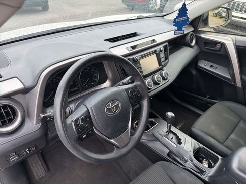 Used 2018 Toyota RAV4 LE FWD image 8