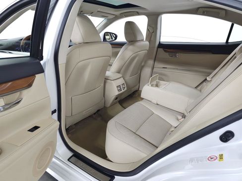 Used 2014 Lexus ES 300h w/ Luxury Package w/Bamboo Trim FWD image 28