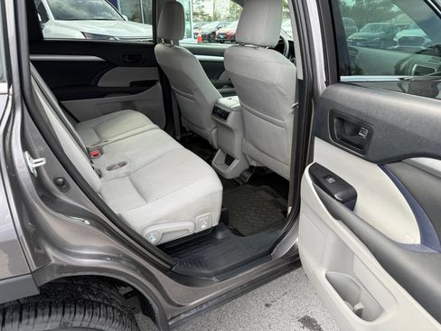 Used 2019 Toyota Highlander LE image 11