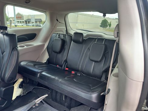 Used 2023 Chrysler Pacifica Touring-L FWD image 13