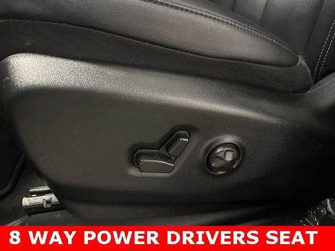 Used 2025 Chrysler Pacifica Select image 8