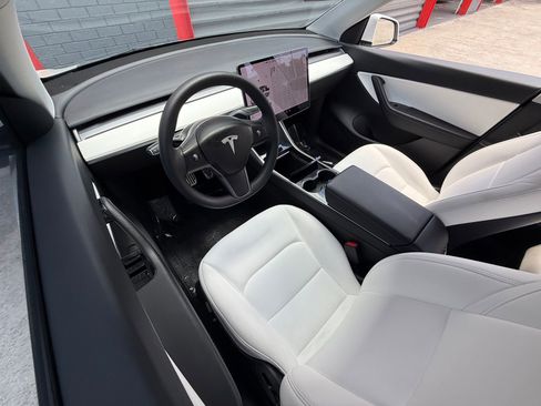 Used 2021 Tesla Model Y Long Range image 18
