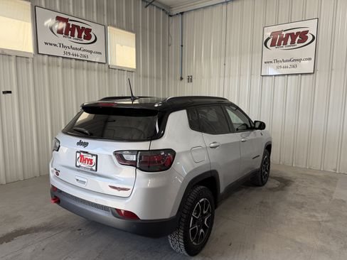 Used 2025 Jeep Compass Trailhawk w/ Trailhawk Elite Group AWD/4WD image 3
