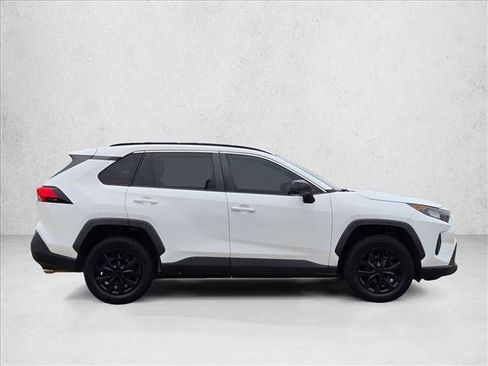 Used 2019 Toyota RAV4 LE FWD image 4