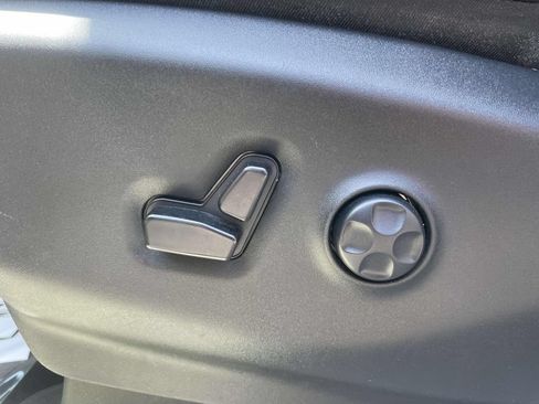 Used 2023 Chrysler Pacifica Touring-L FWD image 17