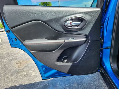 Used 2019 Jeep Cherokee Trailhawk AWD/4WD image 18
