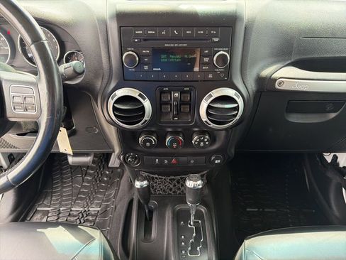 Used 2015 Jeep Wrangler Unlimited Sahara w/ Connectivity Group AWD/4WD image 33