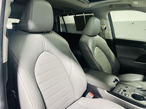 Used 2023 Toyota Highlander XLE image 37