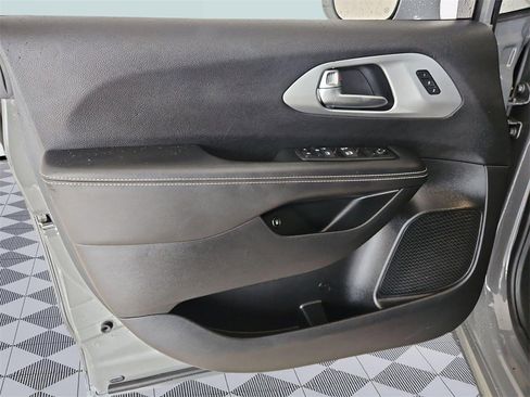 Used 2022 Chrysler Pacifica Touring-L w/ S Appearance Package image 10