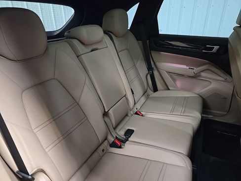 Used 2022 Porsche Cayenne image 17