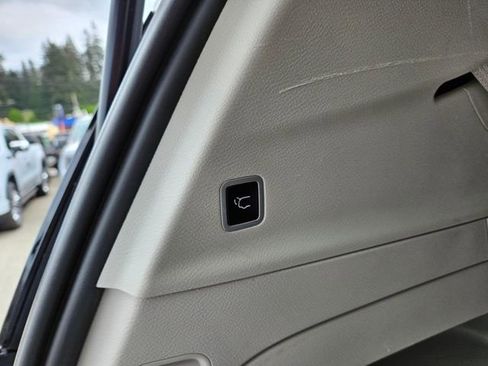 Used 2023 Chrysler Pacifica Touring-L FWD image 15