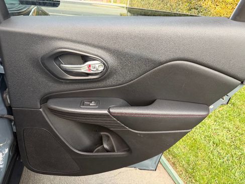 Used 2015 Jeep Cherokee Trailhawk w/ Comfort/Convenience Group image 24