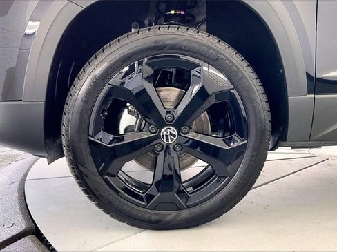 New 2026 Volkswagen Taos SEL image 12