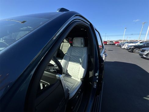 Used 2025 Cadillac Escalade Premium Luxury Platinum image 17