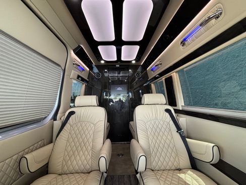 Used 2020 Mercedes-Benz Sprinter 2500 w/ Windows All Around Package image 3