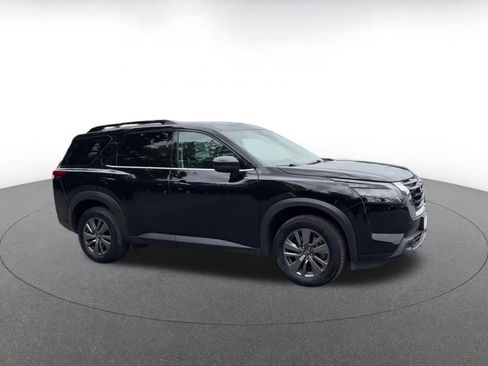 Used 2025 Nissan Pathfinder SV AWD/4WD image 2